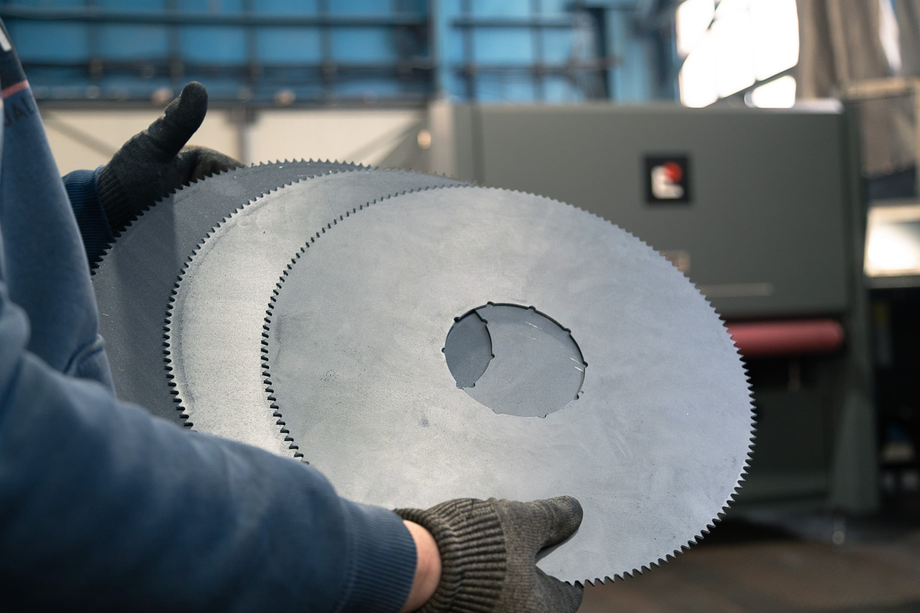Stainless vs. carbon steel — when to use which?
